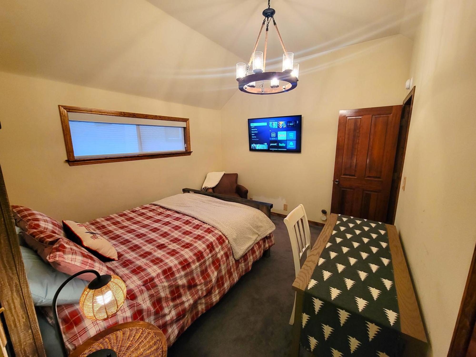 Four Seasons Getaway-Private Hot Spa With Pine Tree Views-Walk To Village And Pineknot Trailhead-Plus King Bed! Big Bear Lake Bagian luar foto
